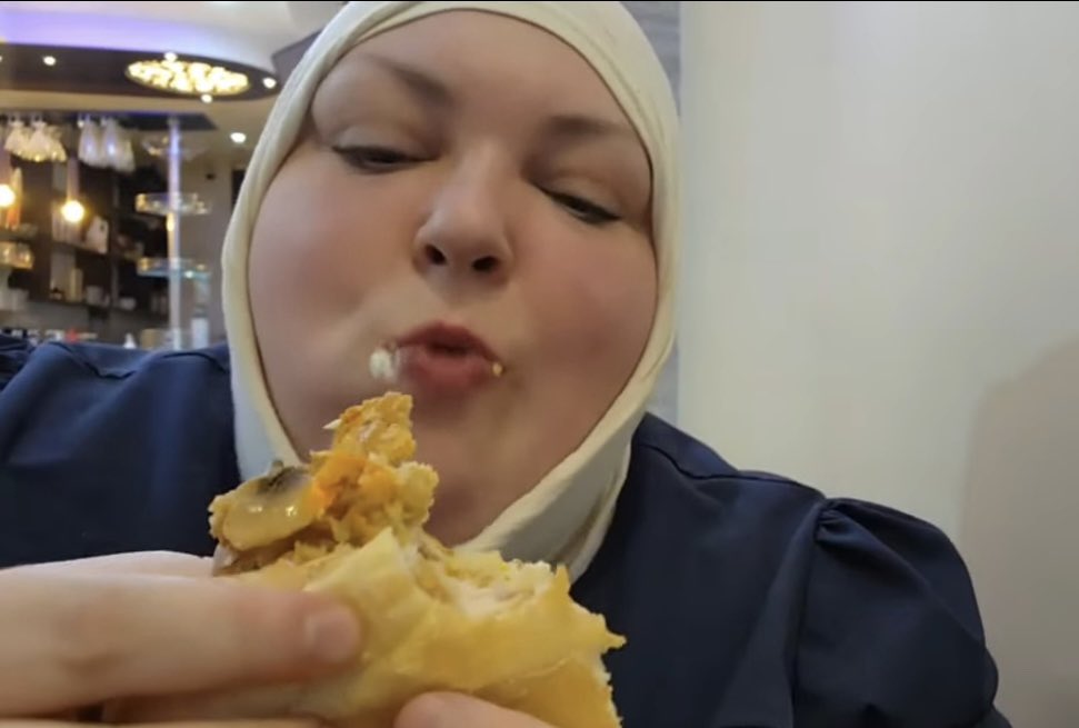 Mo_translates's tweet image. Chantal and Salah eating at KFG. Salah told her this meal was $10-$11 USD and she showed how much food they got / that it’s a good deal.