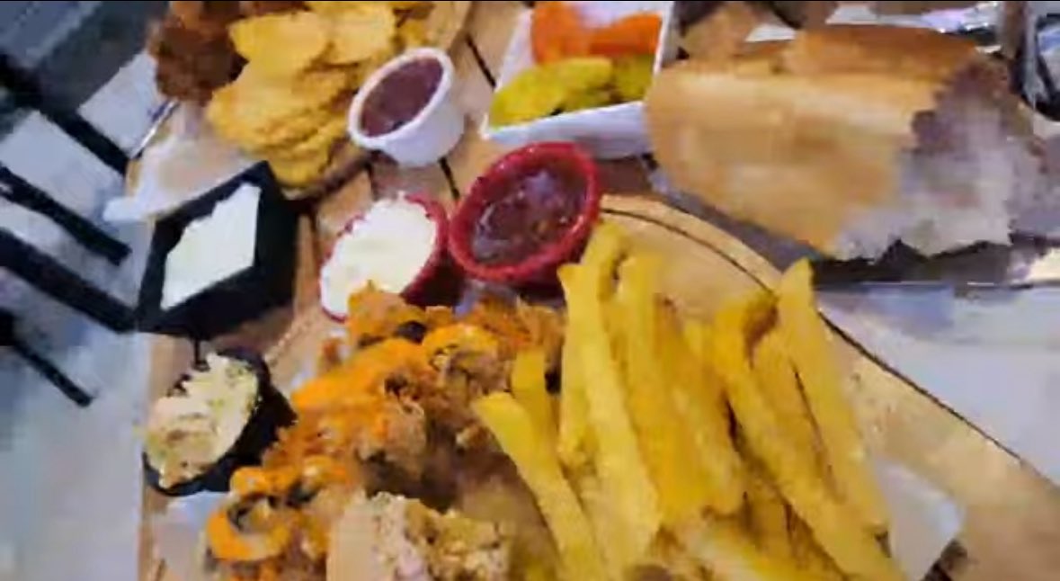 Mo_translates's tweet image. Chantal and Salah eating at KFG. Salah told her this meal was $10-$11 USD and she showed how much food they got / that it’s a good deal.