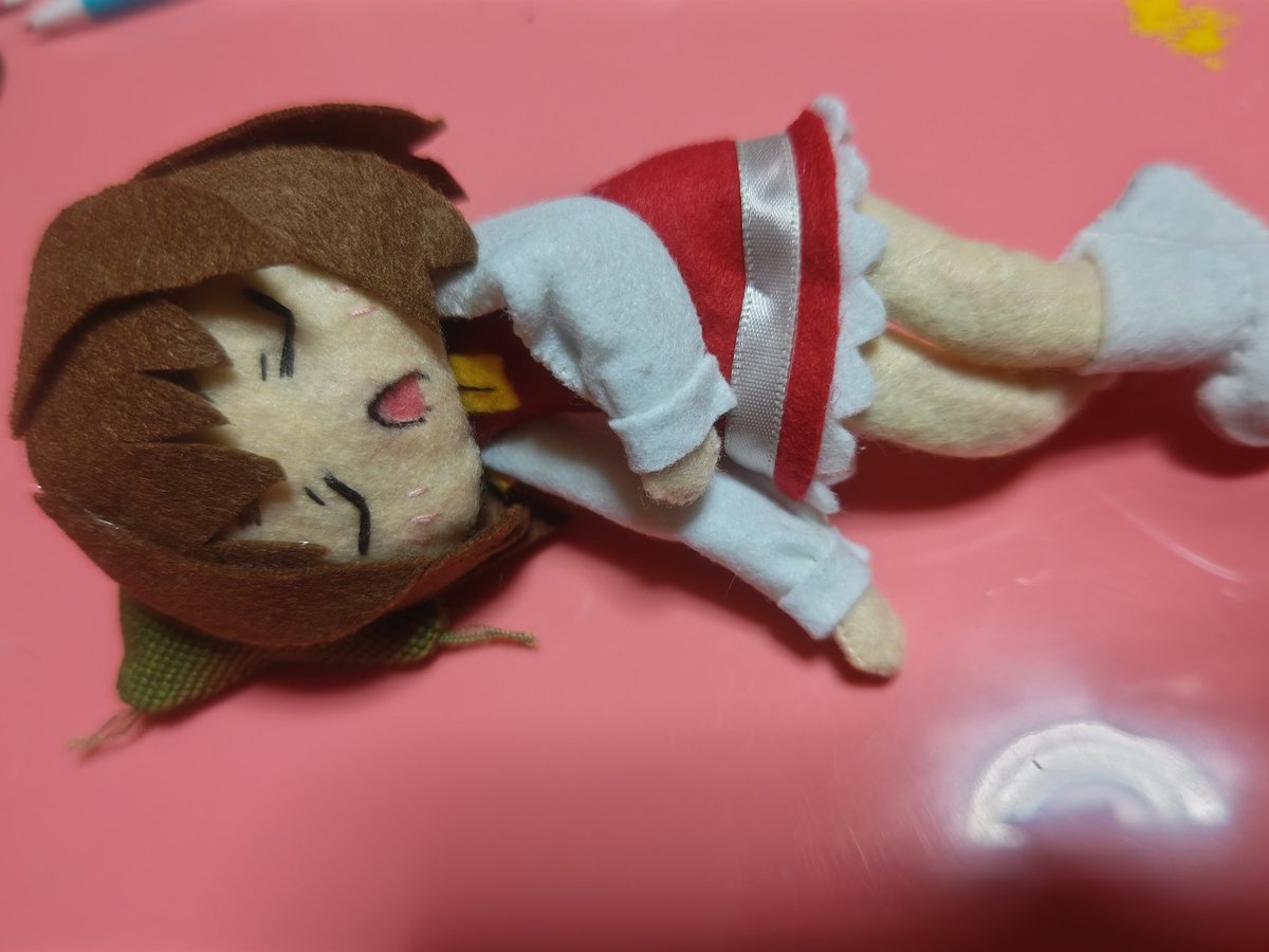 次は昼寝する橙。セリアで座布団みつけたから。室内なのに帽子は…と思うけどないと可愛さ半減するよね。
靴は履かさないことにした。