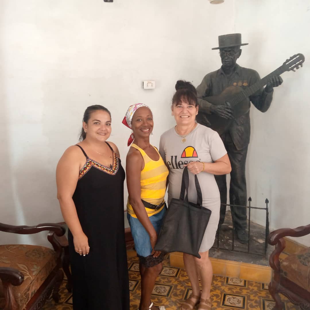 de_la7043's tweet photo. Muchas felicidades para la maestra Milagros Monier  Directora del grupo vocal Monier en su cumpleaños.
#HonorHolguinero
#SomosCulturaHolguín https://t.co/Hu9i3zsOue
