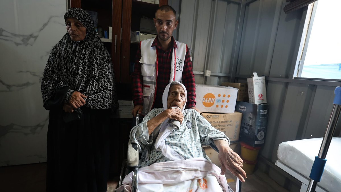 UNFPA_Arabic's tweet image. "تعجز والدتي المسنة عن النوم، وتعاني من صعوبات بالغة في التنفس."
في #غزة، تدفع هجمات الجيش الاسرائيلي كبار السن إلى حافة الهاوية. لا يمكن تجاهل صحتهم وكرامتهم وبقائهم على قيد الحياة.
من دون #وقف_إطلاق_النار، حياتهم في خطر داهم.