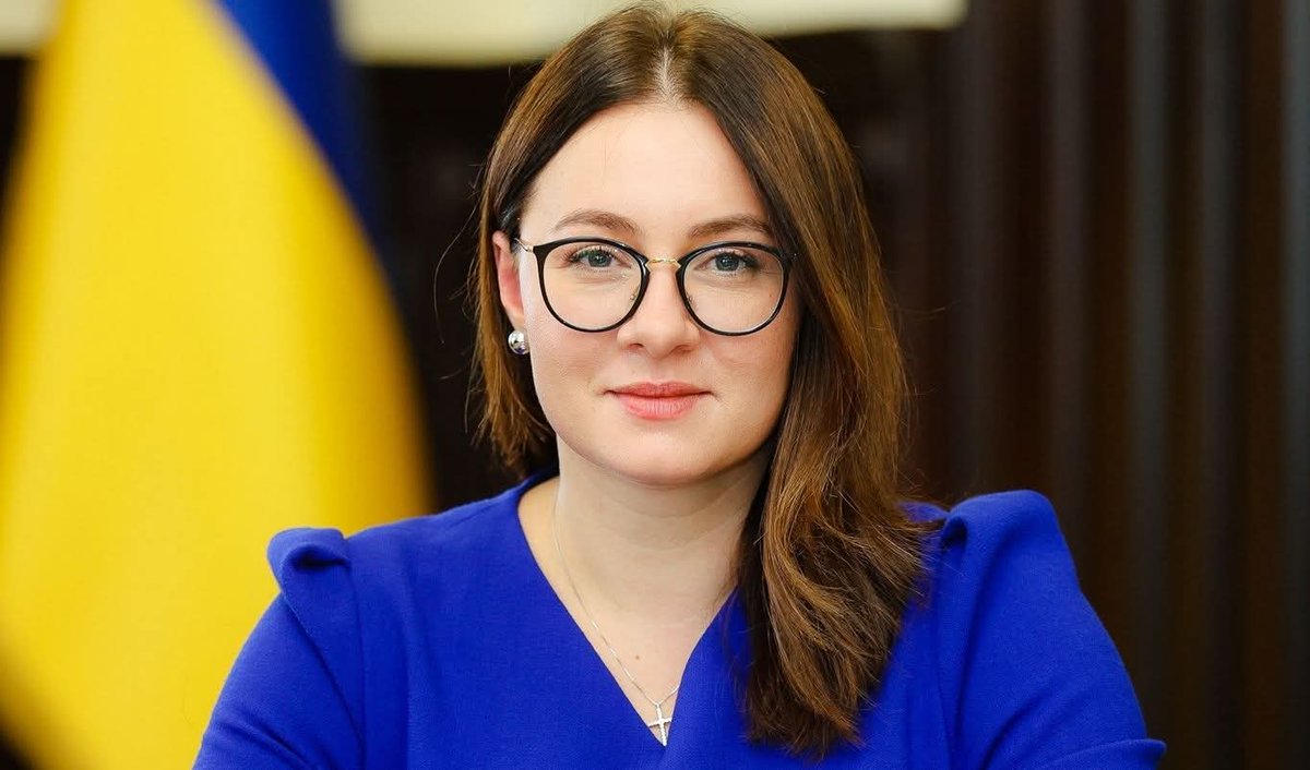 Майбутній Прем'єр.
Не обсирайте людину- нехай працює.

Це Юлія Свириденко.