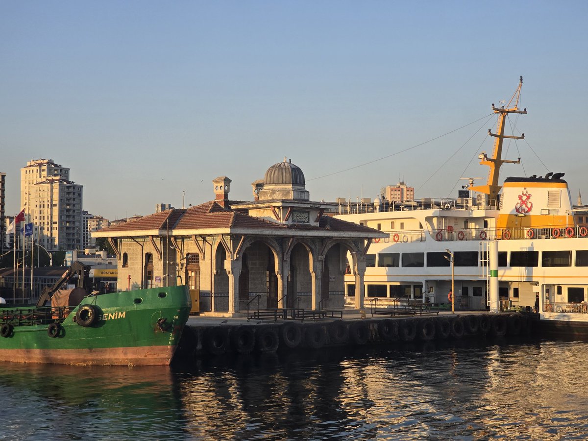 Her şey o kadar büyüdü ki, ölçeği insan olan çok "şey" kayboldu...
Eski iskelelerimiz de kaybolanlardan biri. Kendinin kaybolduğunu fark edemeyen biz, eşyayı nasıl fark edeceğiz?