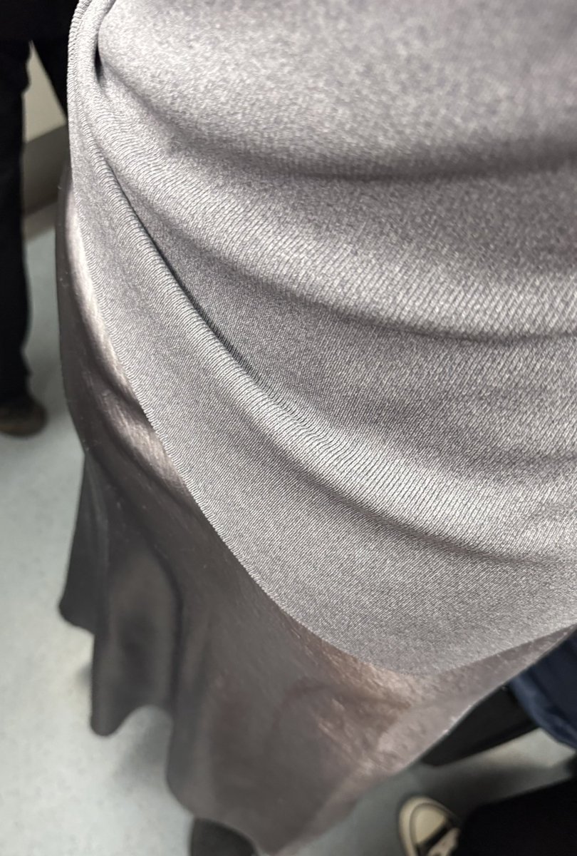 今天遇到的极品，缎面包臀裙，无论顶还是摸都没反应，也不躲也不往后看，后来索性摸左边顶右边。这屁股手感绝了，臀瓣特别弹顶起来感觉屁股在往后推我的肉棒和手，摸了半天没摸到内裤，有可能是没穿？

顺便随缘约顶010，以女性需求和安全隐私为主，欢迎小姐姐私信。
#地铁 #顶臀 #约顶 #地铁顶臀