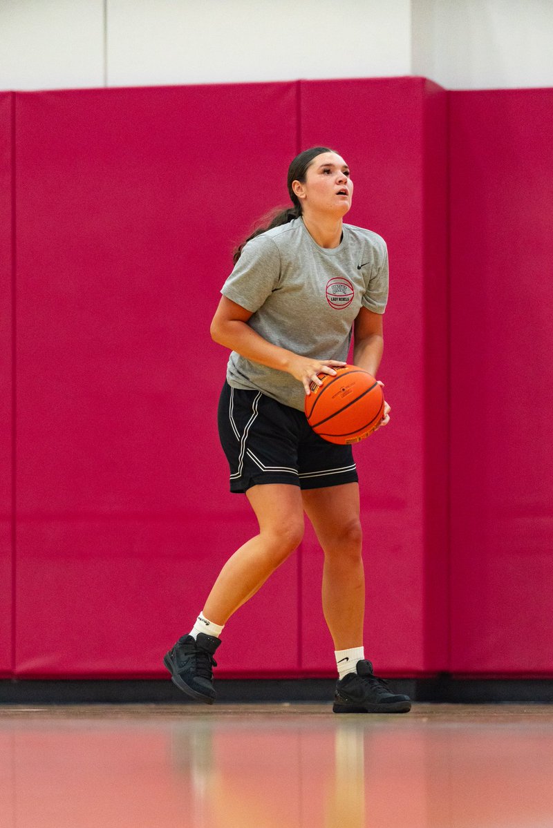 UNLVLadyRebels's tweet image. 𝑮𝒆𝒕 𝒕𝒐 𝑲𝒏𝒐𝒘 𝒕𝒉𝒆 𝑳𝒂𝒅𝒚 𝑹𝒆𝒃𝒆𝒍𝒔!🏀
A three-point shooter with nearly 2K collegiate career points - @destinythreeo ! Leo is a fierce competitor, an elite three level score and a winner and ready to continue history as a Lady Rebel!