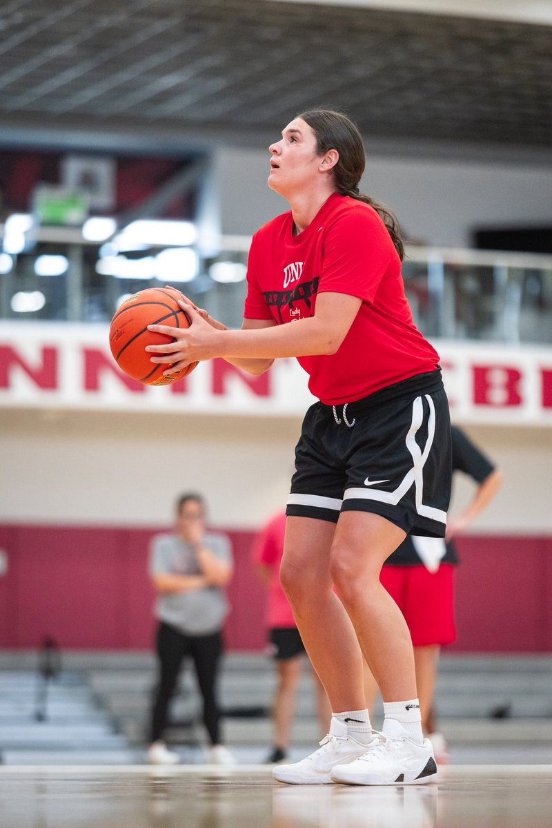 UNLVLadyRebels's tweet image. 𝑮𝒆𝒕 𝒕𝒐 𝑲𝒏𝒐𝒘 𝒕𝒉𝒆 𝑳𝒂𝒅𝒚 𝑹𝒆𝒃𝒆𝒍𝒔!🏀
A three-point shooter with nearly 2K collegiate career points - @destinythreeo ! Leo is a fierce competitor, an elite three level score and a winner and ready to continue history as a Lady Rebel!