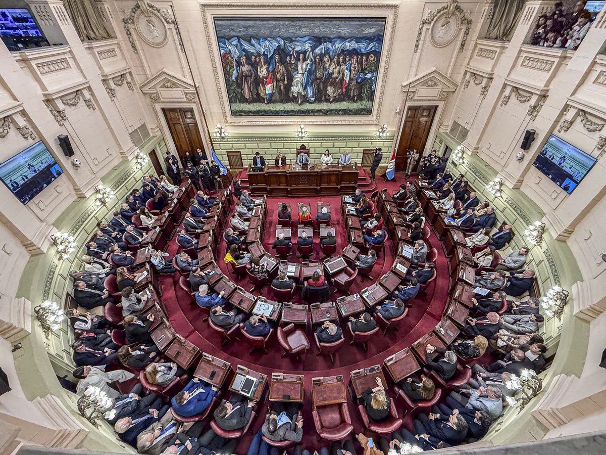 GobSantaFe's tweet image. 📜 Comenzó la Convención Reformadora de la Constitución de Santa Fe
69 convencionales ya juraron y están trabajando para actualizar la Carta Magna.
🗣 “Una Constitución es la síntesis de posiciones que se acercan mediante el diálogo político, cediendo en función del bien…