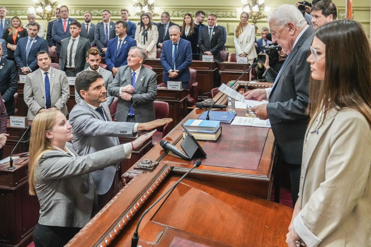 GobSantaFe's tweet image. 📜 Comenzó la Convención Reformadora de la Constitución de Santa Fe
69 convencionales ya juraron y están trabajando para actualizar la Carta Magna.
🗣 “Una Constitución es la síntesis de posiciones que se acercan mediante el diálogo político, cediendo en función del bien…