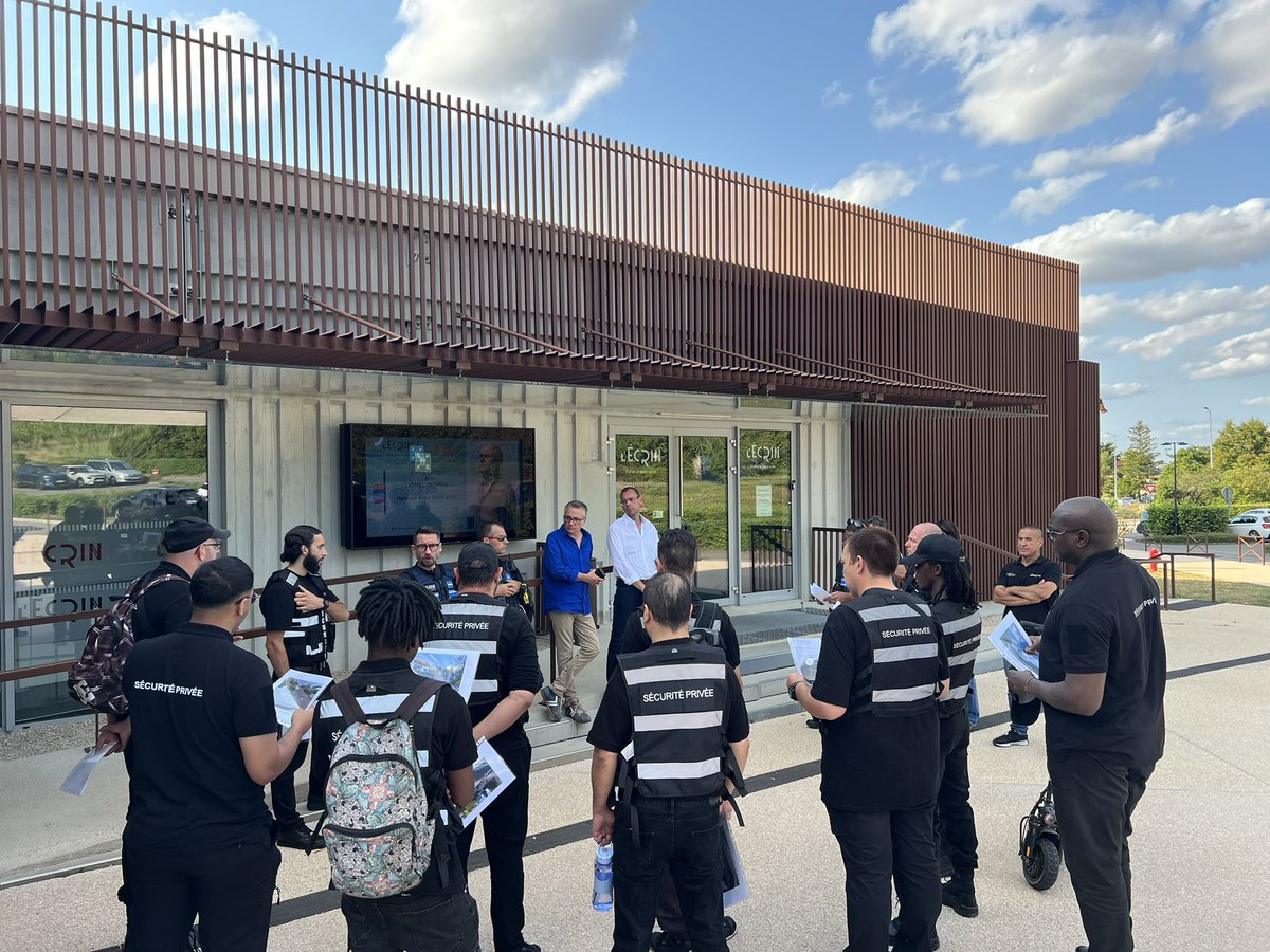 Briefing de sécurité avec la PM, la médiation et des renforts de sécurité privée. Comme chaque année la circulation des véhicules est interdite sur une grd partie de #Talant (entre 19h30 et 00h), afin de sécuriser l’itinéraire des piétons qui assistent au feu d’artifice de <a href="/dijon/">Ville de Dijon</a>