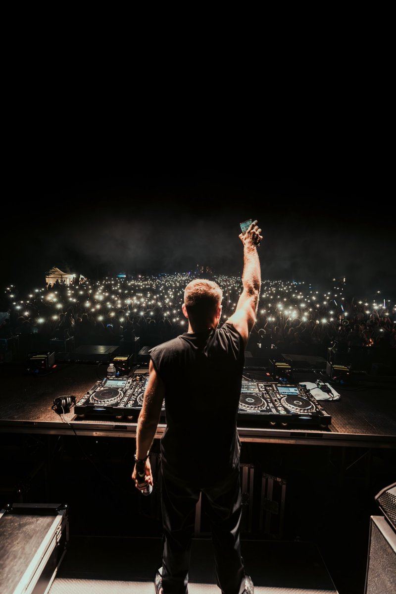 SIKS (@siksmusic) on Twitter photo Quel week-end incroyable ! Vous étiez plus de 30 000 personnes, c'était fou. MERCI ❤️
Booking : aime@ariamusic.fr Quel week-end incroyable ! Vous étiez plus de 30 000 personnes, c'était fou. MERCI ❤️
Booking : aime@ariamusic.fr