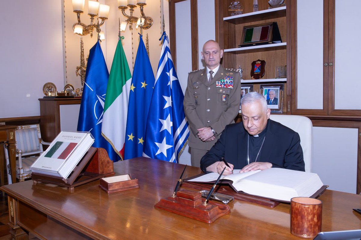 Il Gen #Portolano riceve la visita dell’Ordinario Militare per l'Italia SE Rev Mons Saba. Significativo momento di condivisione e riflessione sui valori che ispirano le #ForzeArmate al servizio del Paese.