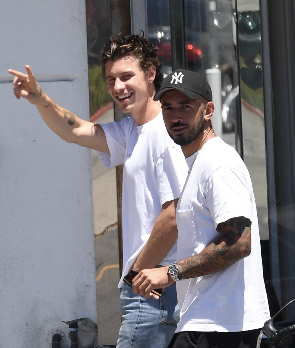 📸 | Shawn Mendes dias atrás com seu empresário Ziggy em Los Angeles.