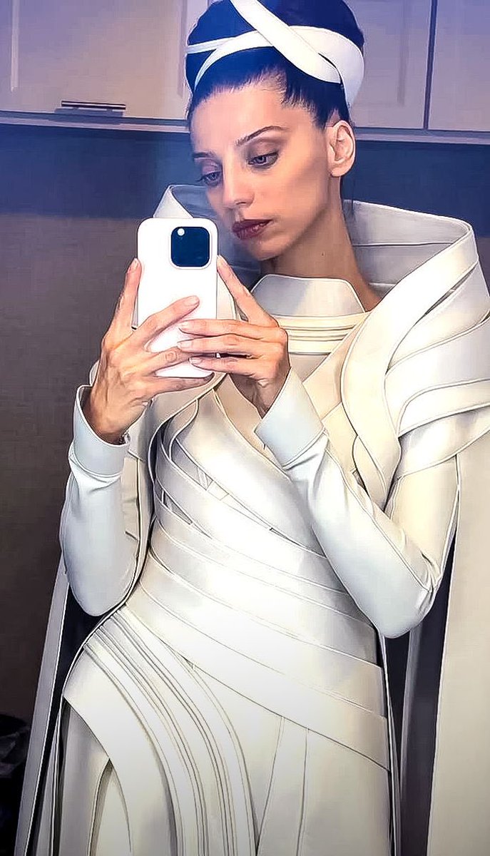 DCMotherbox's tweet image. Angela Sarafyan as Lara Lor-Van behind the scenes of #Superman