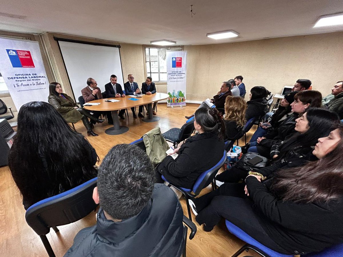 drt_biobio's tweet photo. Se realizó reunión en ODL ##Concepción c participación de @MinjuDDHH #Biobio, @cajbiobio y @DirecDelTrabajo orientada a trabajadores de Empresa Corona por cierre de tiendas.
Se abordaron temas como despidos, finiquitos, constancias laborales y uso de #MiDT
#DerechosLaborales https://t.co/f9HNcn2ODg