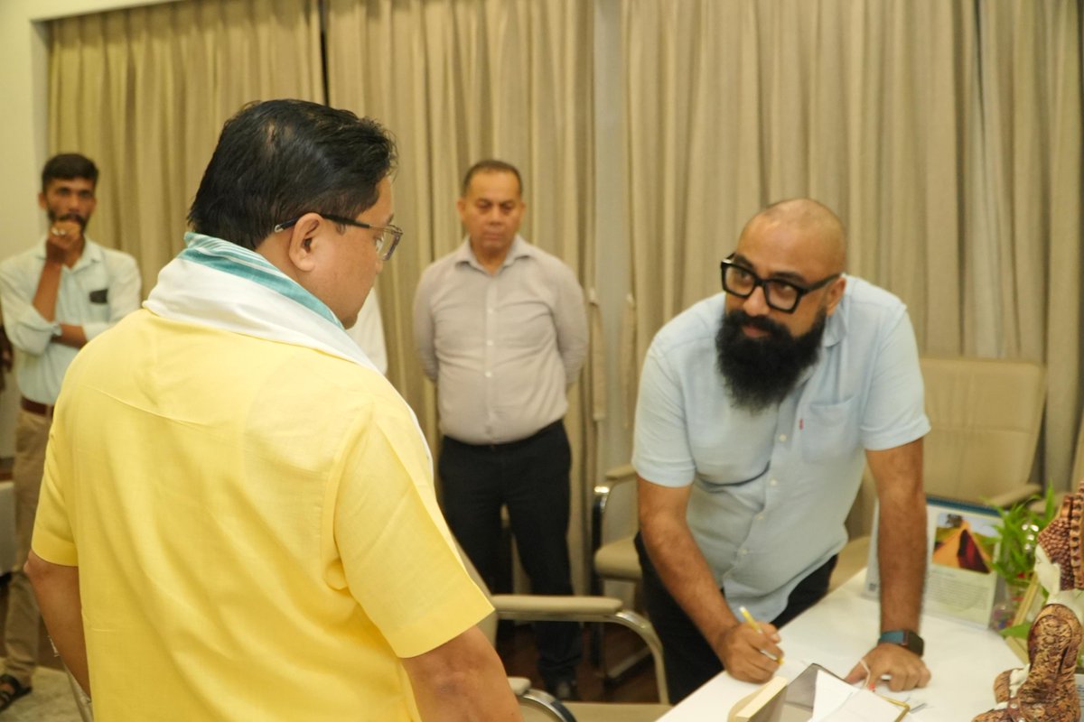 mriganka_dr's tweet image. Work becomes pleasure when your #margdarshak makes you feel as a  #teammember ..a trait he possessed since a long time ..
📍 @BJP4Assam Atal Bihari Vajpayee Bhawan,  Beltola 
@DilipSaikia4Bjp