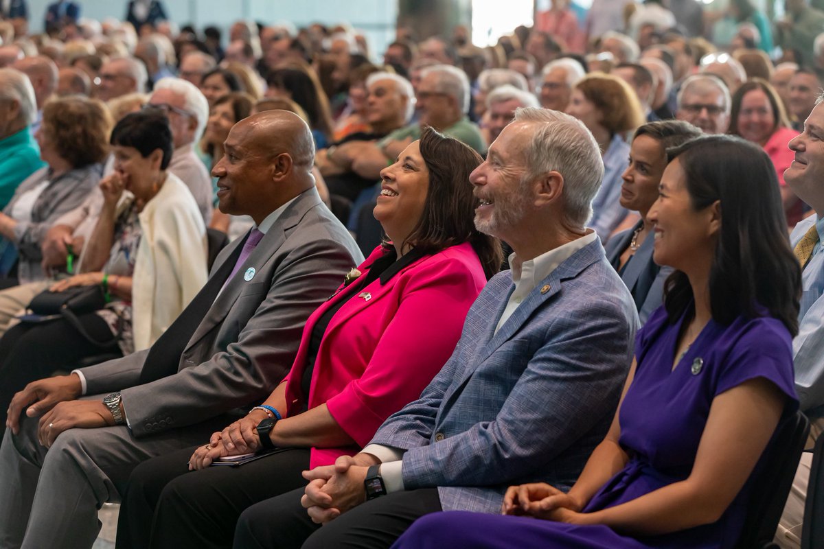 RepStephenLynch's tweet image. This weekend, we proudly joined together to rename the @BCECNav in honor of Mayor Tom Menino—a leader whose unwavering dedication shaped the city we know and love.
I am grateful to @MassLtGov, @MayorWu, @RepMichlewitz, the Massachusetts state and local delegations, and the many…