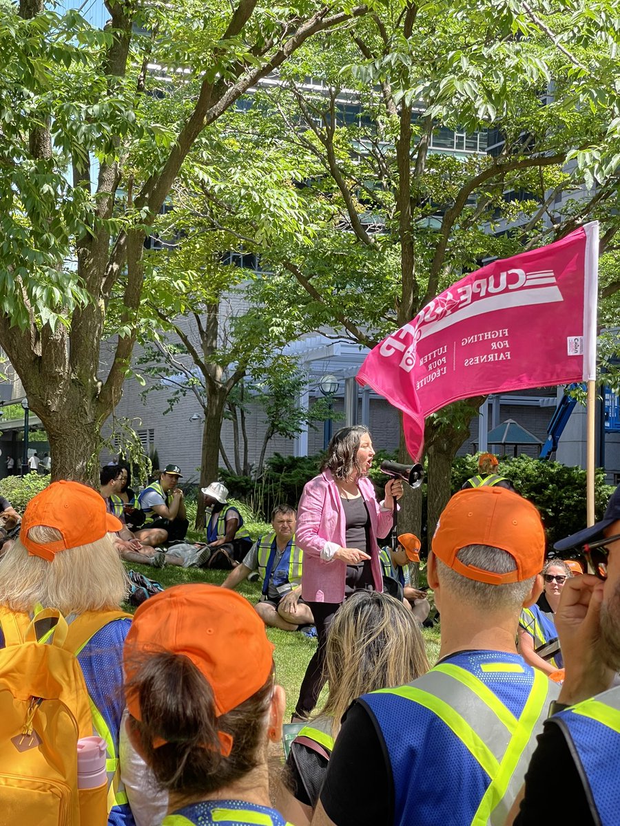 JessicaBellTO's tweet image. Workers at the WSIB and Canadian Hearing Services (CHS) have returned to work with a better deal, giving them safety and stability for the years to come.
This is what we can do when we stand together.
Thanks to @OCEU1750 @CUPE2073