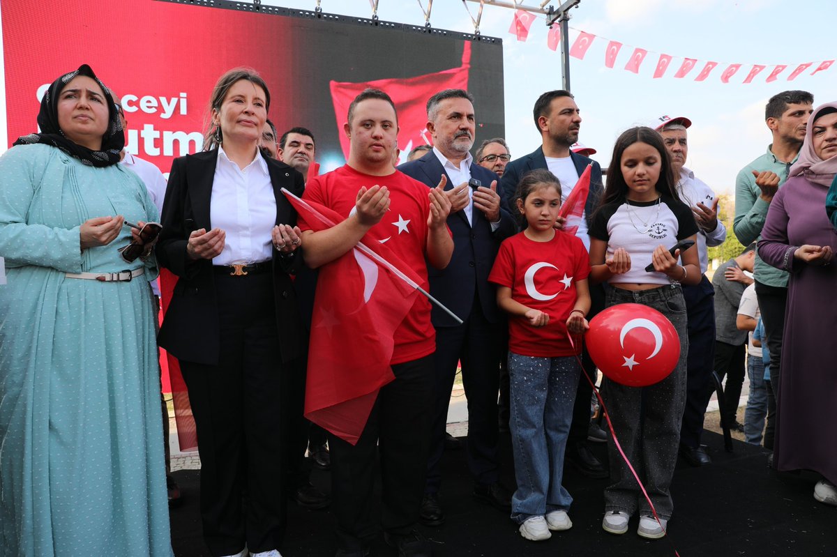 “Bu millet 15 Temmuz’da bir destan yazdı.
Ve biz, o destanı nesilden nesile anlatmaya devam edeceğiz.”

Adanalı hemşehrilerimiz, gözümüzün nuru evlatlarımız ve teşkilatımızla birlikte; Sosyal Politikalar Başkanlığımızın düzenlediği 15 Temmuz Demokrasi ve Millî Birlik Günü anma