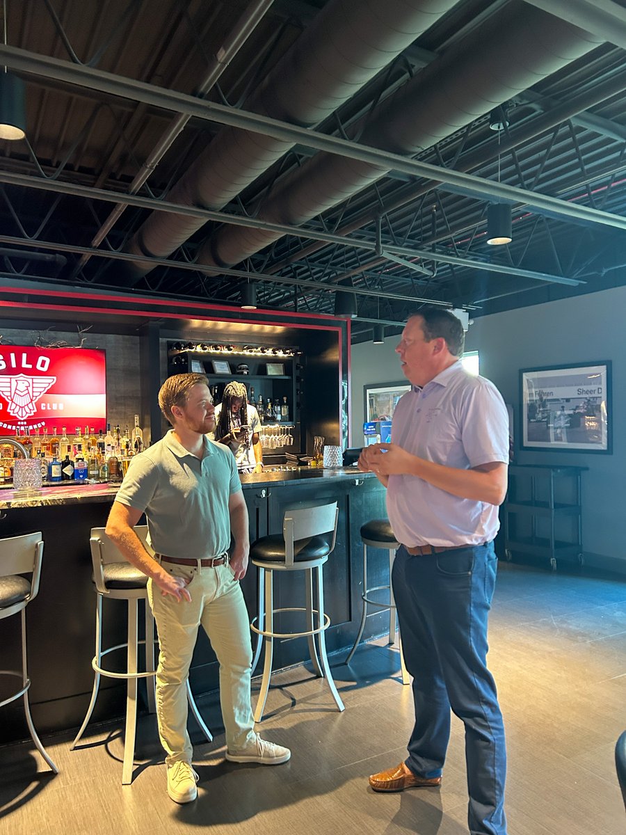 BarComms's tweet image. Cheers to connection! 🥂
We wrapped up the week with great convos, local sips, and even better company at our happy hour at @SILOAutoClub. This great event allowed us to welcome two new members of our team, Lucy Powers and Ryan Everett , with our clients in attendance! #comms