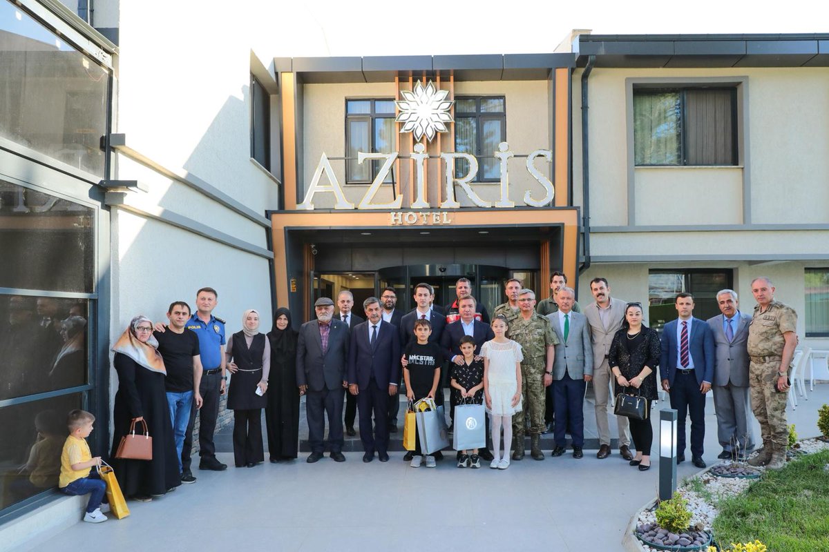 Valimiz Sayın Hamza Aydoğdu; 3. Ordu Kurmay Başkanı ve Garnizon Komutanı Tümg. Sn. Murat Ataç, Erzincan Belediye Başkanı Sn. Bekir Aksun, Erzincan Cumhuriyet Başsavcısı Vekili Sn. Emrah Özkan, EBYÜ Rektörü Prof.Dr. Sn. Akın Levent ve protokol üyeleriyle birlikte birlikte, 15