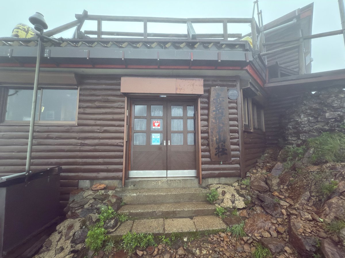 akadake2899m's tweet image. おはようございます。今朝の赤岳は雨です。気温は10℃。非常に強い南風が吹いています。
#赤岳
#八ヶ岳