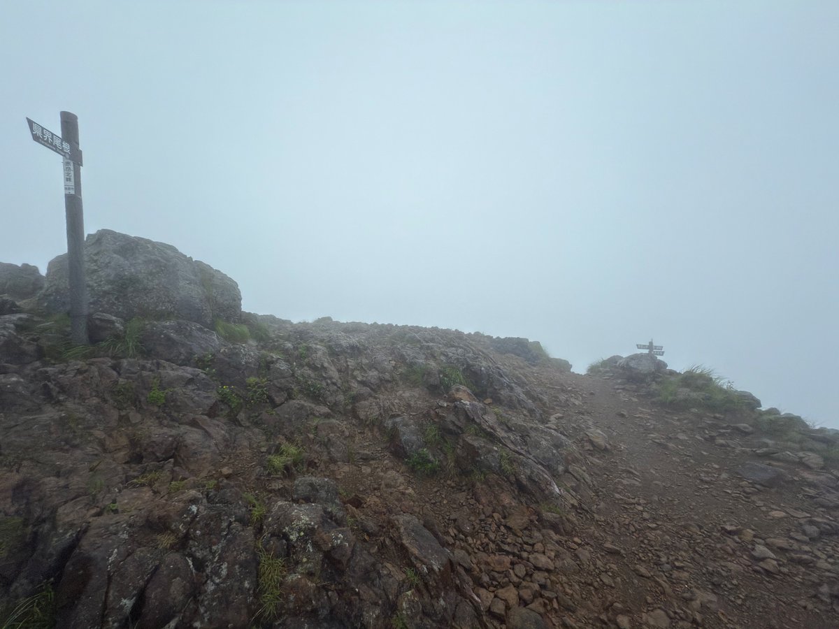 akadake2899m's tweet image. おはようございます。今朝の赤岳は雨です。気温は10℃。非常に強い南風が吹いています。
#赤岳
#八ヶ岳