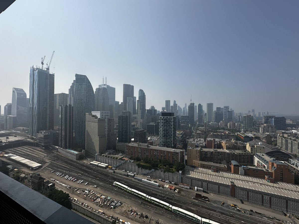 #ONStorm #ONwx The smoke is absolutely brutal in Downtown Toronto this afternoon! 😨

A thick layer of smoke is sitting right at ground level, and it smells like burning plastic.

And with the temperature pushing 30°C, it’s definitely not helping.

What’s the smoke like in your