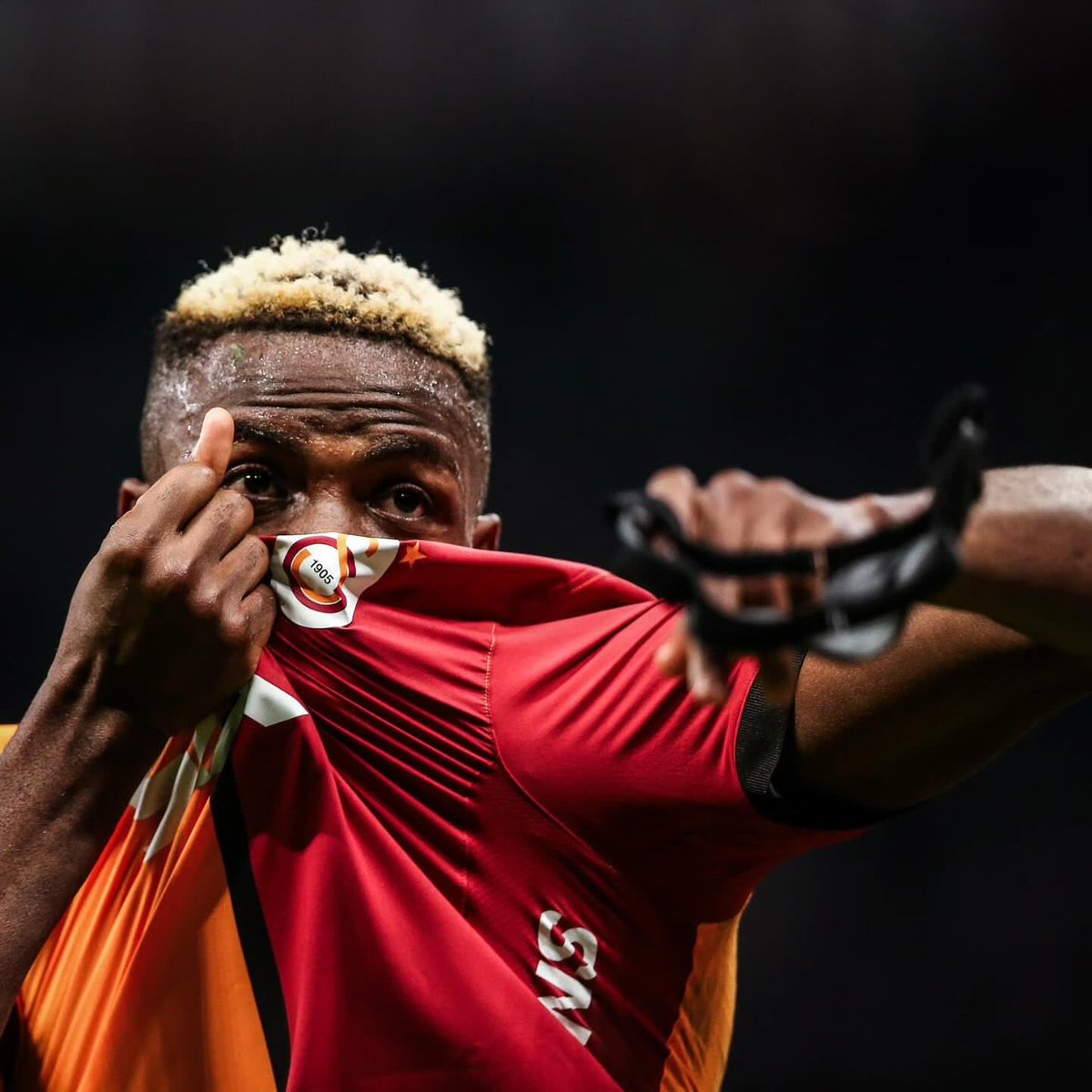 Arkadaşlar taga yüklenin!

Victor Osimhen tarihi bir duruş sergiliyor! Biz de gereken desteği verelim !

#WeAreWithYouOsimhen
