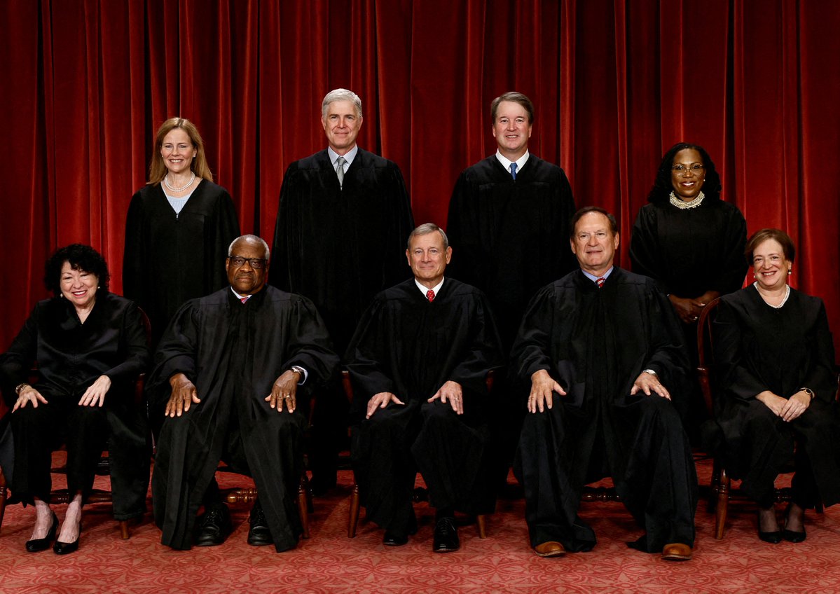 FrontlinesTPUSA's tweet image. 🚨BREAKING: The U.S. Supreme Court votes 6-3 to greenlight President Trump's plan to dismantle the Education Department, allowing layoffs of nearly 1,400 employees.
The nation's highest court paused U.S. District Judge Myong Joun's injunction, allowing the administration to…