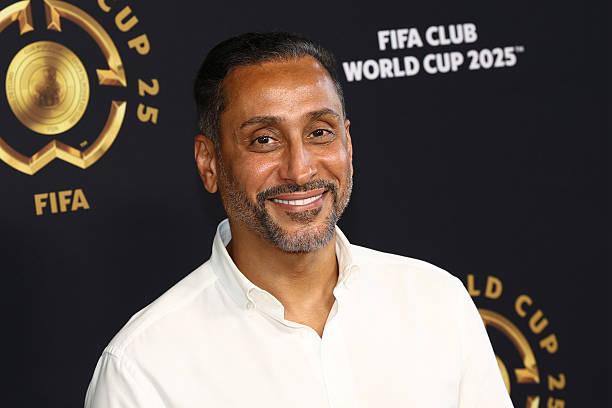 شكله واثق ..وابتسامته بكل تأكيد تغيييييض الكثييييييرين..
هو سامي الجابر أسطورة الكرة السعودية والاسيوية والعربية واحد الجهابدة في التاريخ العالمي..
فسيكفيكهم الله وهو السميع العليم