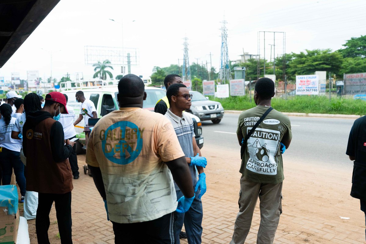 MOBA 2015 CLEANUP RECAP 🔴⚫️

More Snapshots from the Community Clean-Up Exercise by MOBA Class of 2015, in collaboration with BuzStop Boys and El-Sayus Company Ltd, with support from VORK, at Shiashie Bus Stop. We are proud of MOBA 2015 for staying true to the Kwabotwe Spirit
