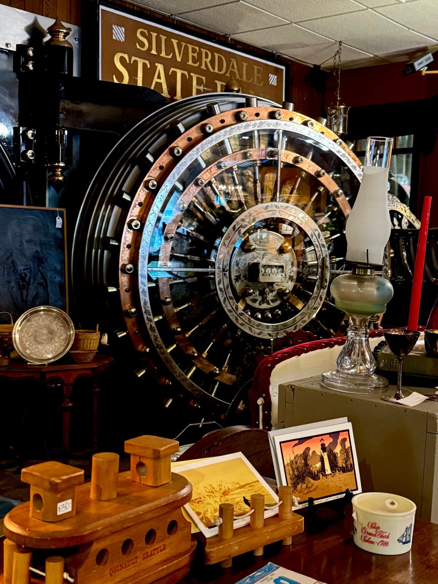 juliery87844756's tweet image. Gorgeous shot with the purple. 
Old bank vault door at an antique store.
#Round #DailyPictureTheme