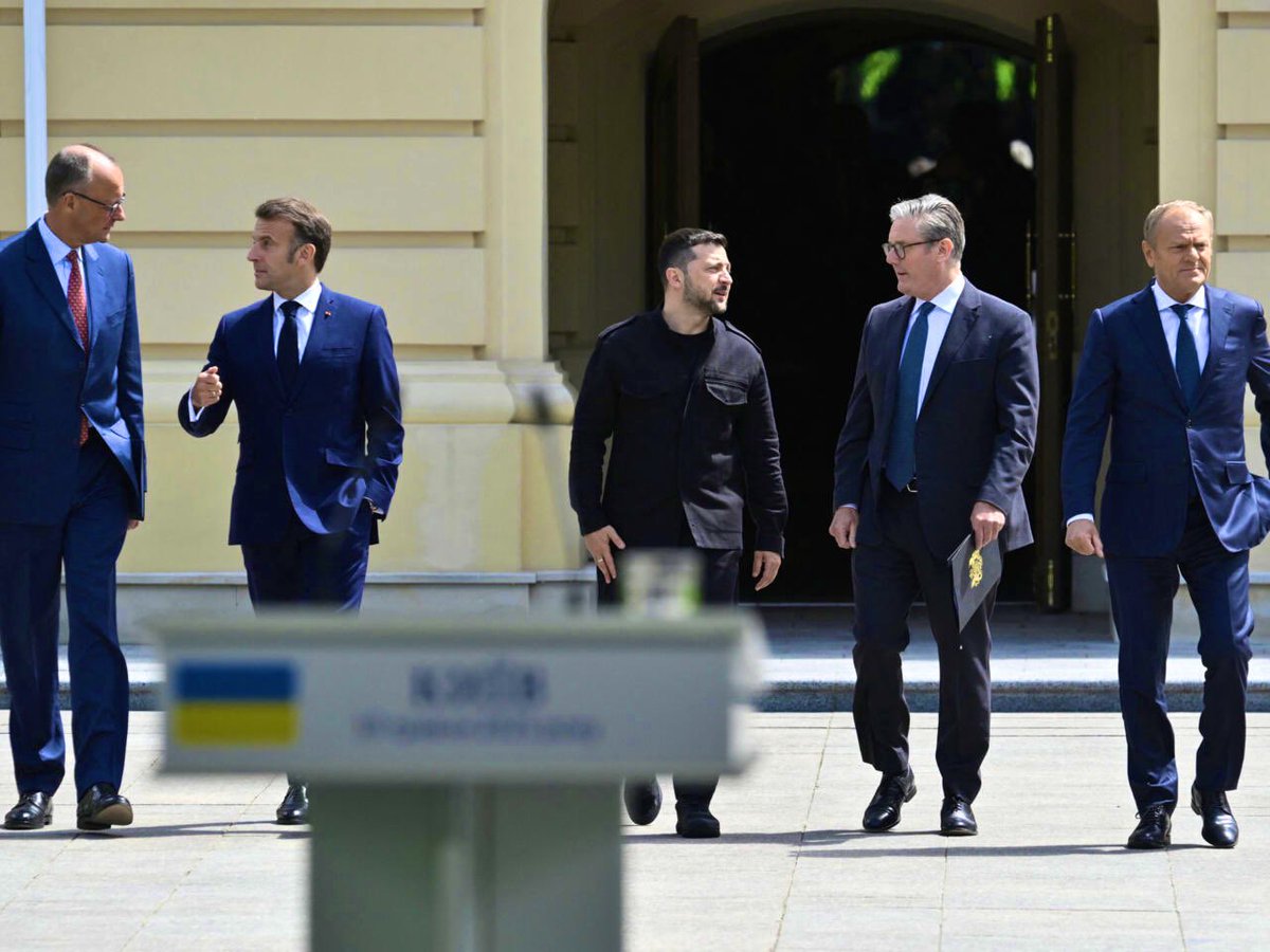 5/5 Bottom line:

✅ The weapons news is great
❌ The tariffs threat is useless
🇪🇺 Europe must step up — fast. We can’t rely on Trump’s mood swings.

Order SAMP/T batteries. Order Aster interceptors. Protect Ukraine