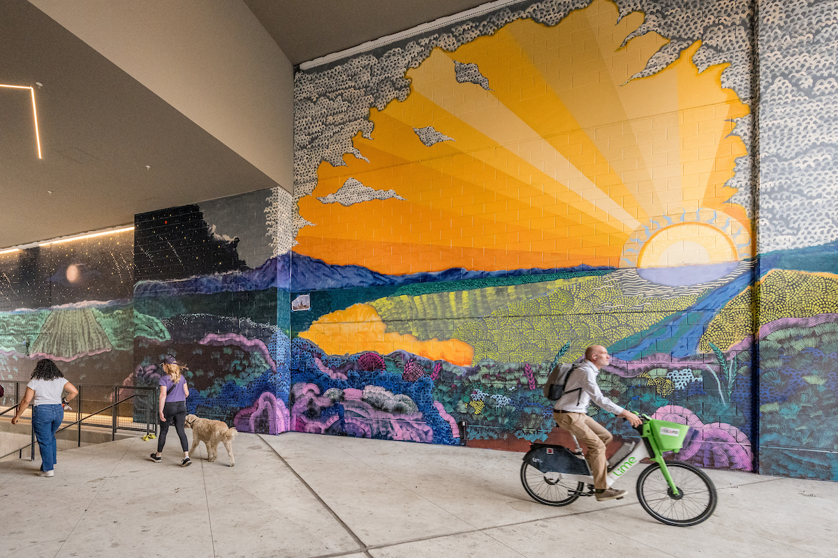 NoMaBID's tweet image. 🌡️ Feeling the heat, DC? Artist @andrealimauro is turning up the conversation on climate change with his new mural in the “bike lobby” near the Metropolitan Branch Trail. To learn more, read his op-ed in @washingtonpost shorturl.at/65VPm