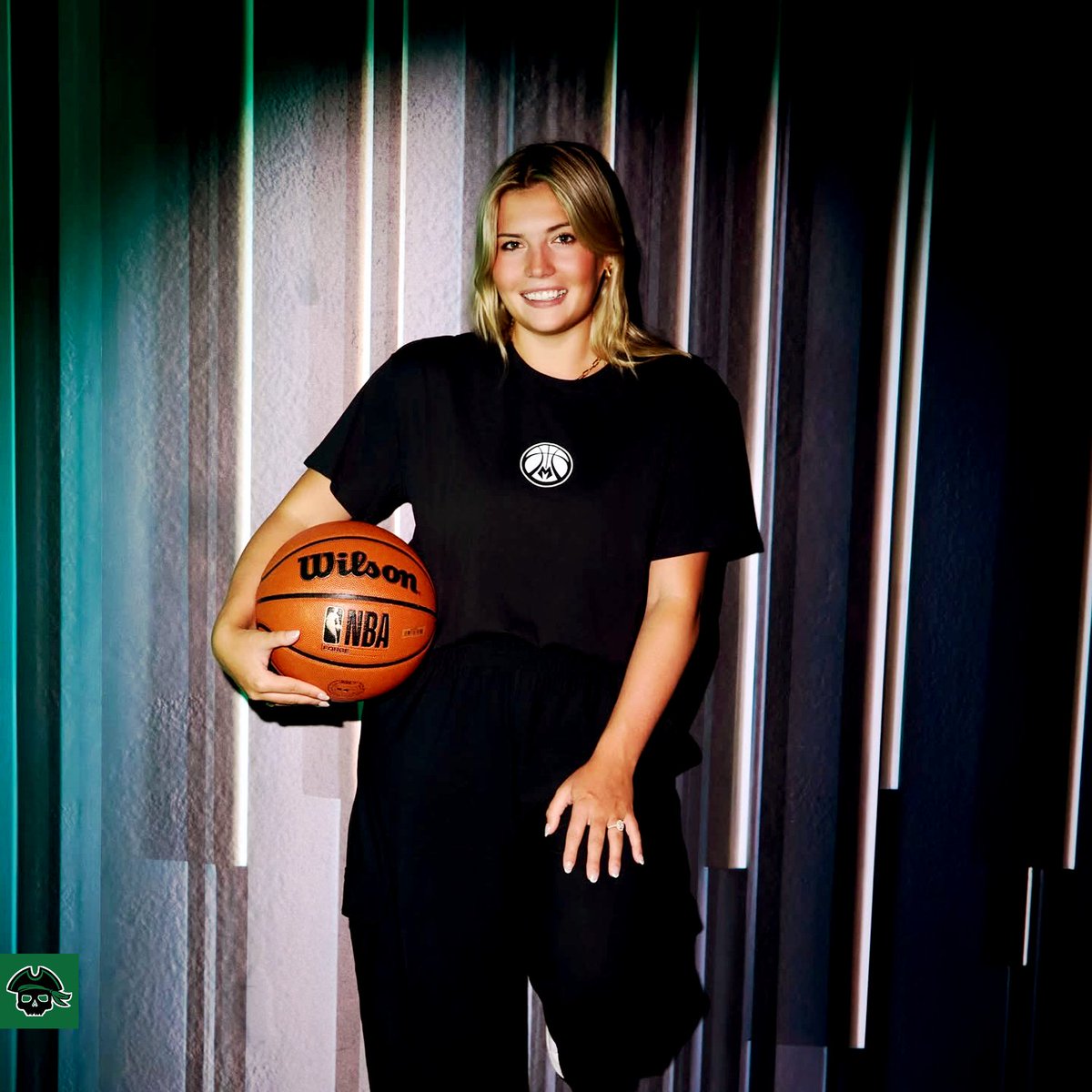SheltonStateWBB's tweet image. 𝐁𝐔𝐂𝐒 ➡️ 𝐁𝐔𝐂𝐊𝐒
Congratulations to former Lady Buc Savannah Reier who was recently named the Coordinator of Team Operations and Family Services for the Milwaukee Bucks!
