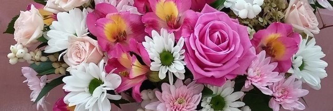 المرأة ليست مجرد حضور في حياة الرجل بل هي المعنى الكامن في تفاصيل وجوده هي الزمن الذي يُعاش بالقلب لا بالساعة والنبض الذي يمنح الحياة طعمها وعمقهافهي الأم التي تُنبت بداخلك الحنان والأخت التي توازنك بصمتها والشريكة التي تمشي معك لا خلفك والابنة التي تُريك وجهك في ملامحها النقية