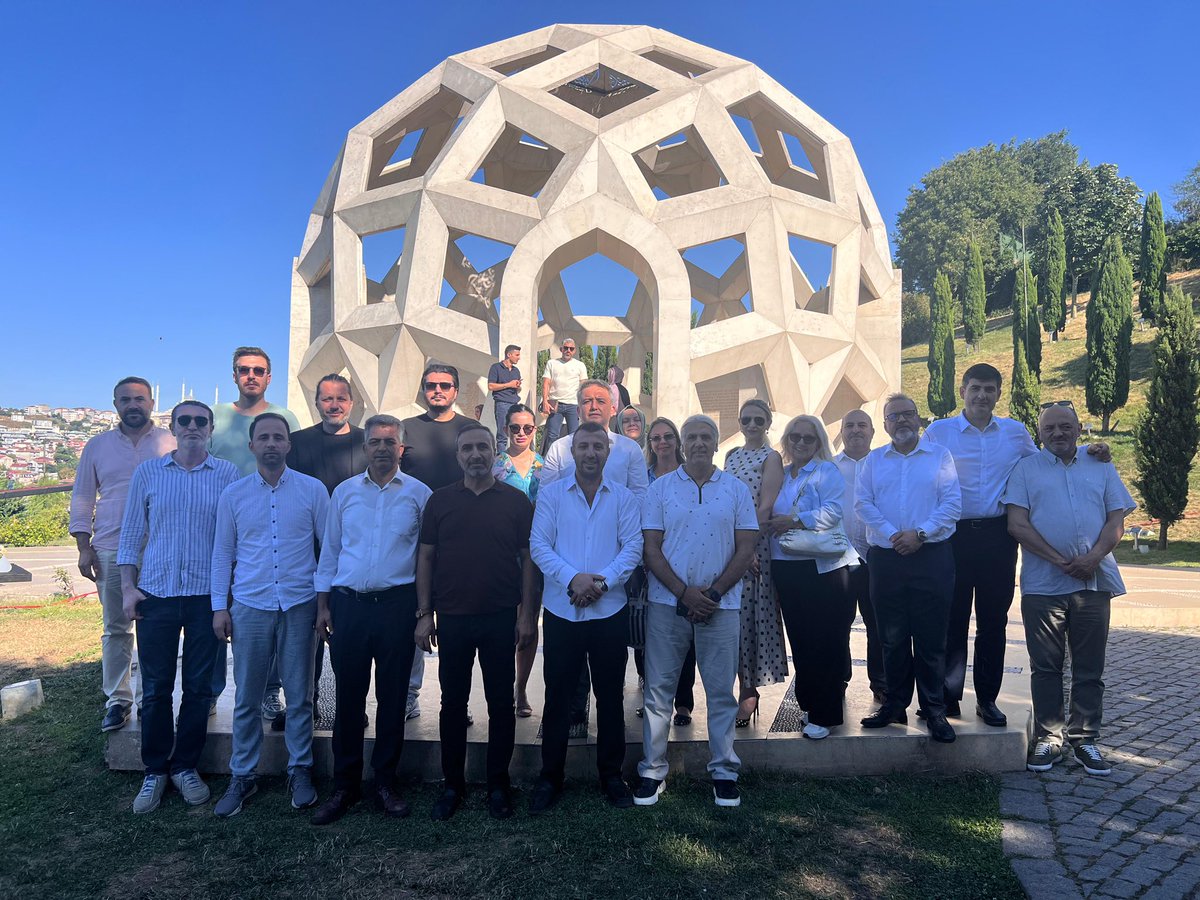 15 Temmuz’da dimdik durduğumuz yerde, Şehitler Köprüsü’ndeyiz. 

Şehitler Anıtı’nı ziyaret ederek, o geceyi ve kahramanları andık. 

Kadıköy Siyasetimizden bize kalan en büyük paye; 15 Temmuz gecesinde ülkemiz için verdiğimiz mücadeledir.
