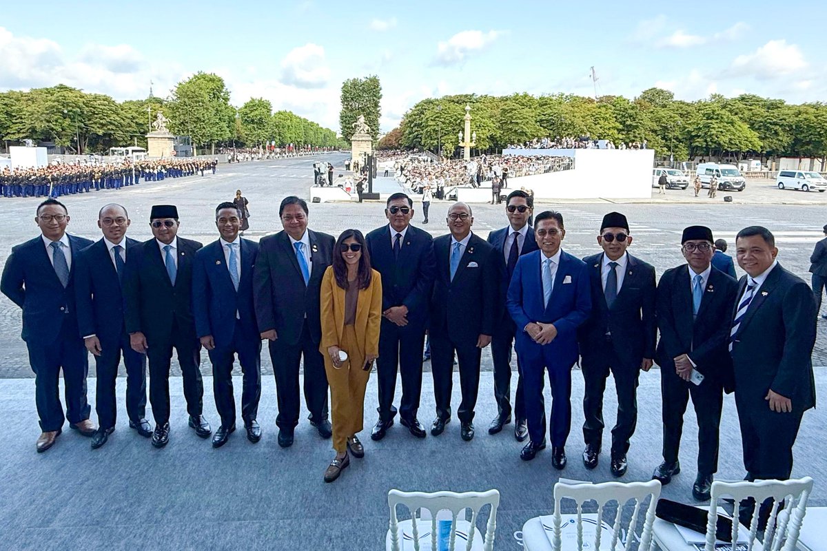 sjafriesjams's tweet image. Saya bersama sejumlah Menteri Kabinet Merah Putih mendampingi Presiden RI @prabowo menghadiri Parade Militer Bastille Day 2025 di Place de la Concorde Paris atas Undangan Resmi Pemerintah Prancis sebagai Tamu Kehormatan (Senin, 14 Juli 2025).
Momen istimewa terjadi ketika…