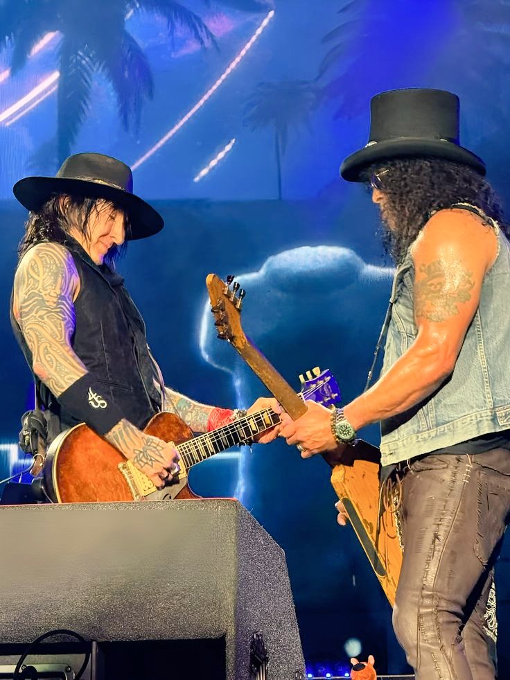 WorLovesMrSlash's tweet photo. 💛 #Slash #4Tus #GnFnR @blackdiamondrs @chloessnakepit @SlashArmyAUT https://t.co/LmoNBsUHEQ