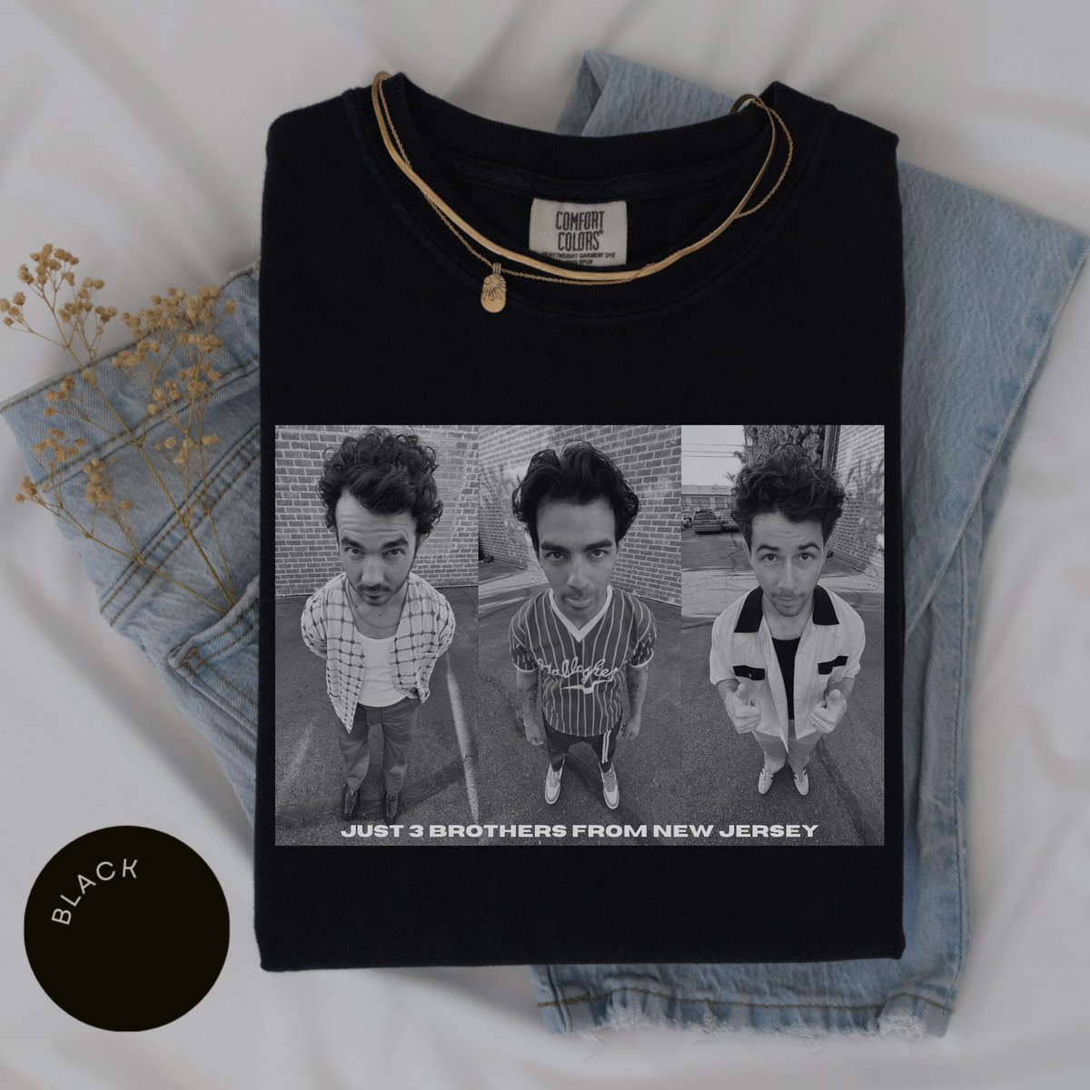 JONASCON2025's tweet image. A peek at some of the fan-made designs submitted for the JONASCON trading post on tour! Apply here before this Friday, July 18th to sell your custom Jonas Brothers creations jonascon.com/sell-your-cust…
Hat design by @AshleyWhee89199
Shirt design by @brushedbysophh