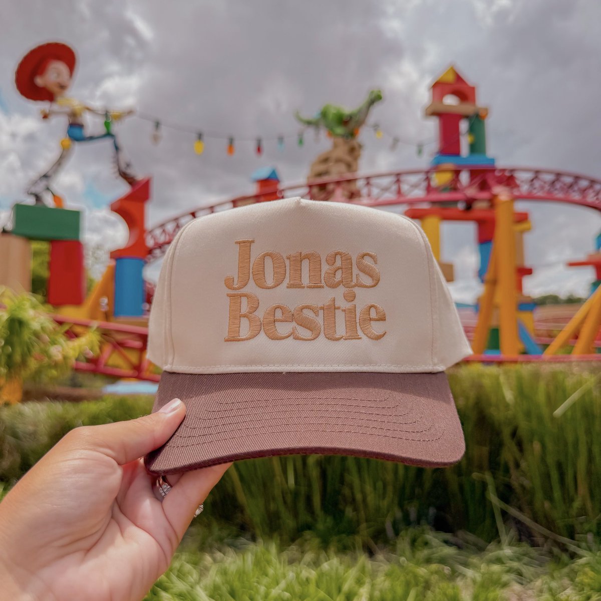 JONASCON2025's tweet image. A peek at some of the fan-made designs submitted for the JONASCON trading post on tour! Apply here before this Friday, July 18th to sell your custom Jonas Brothers creations jonascon.com/sell-your-cust…
Hat design by @AshleyWhee89199
Shirt design by @brushedbysophh