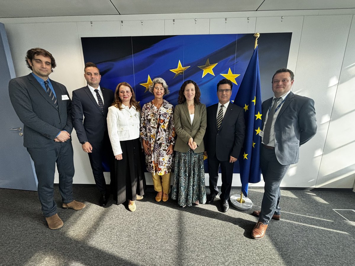 RoxanaMinzatu's tweet image. Productive exchange with @patriziananz - President of the @EUI_EU , together with @OficialRemus & @ligiadeca - Rector and Vice - Rector of @SNSPA_oficial!
As 🇷🇴Romania prepares to chair the EUI High Council in 2026 - we reaffirm our commitment to a strong European university…