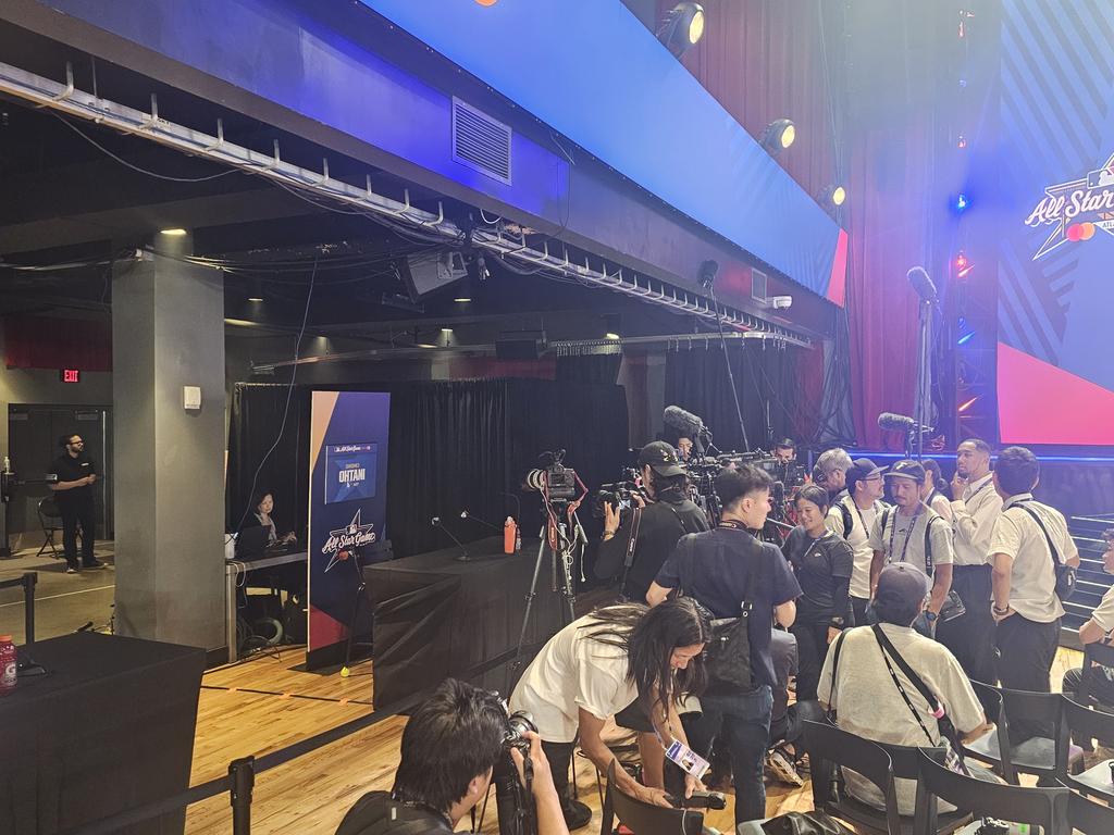 ajcRodBeard's tweet image. Only a few (dozen) media members here to see Shohei Ohtani. #MLBAllStarGame