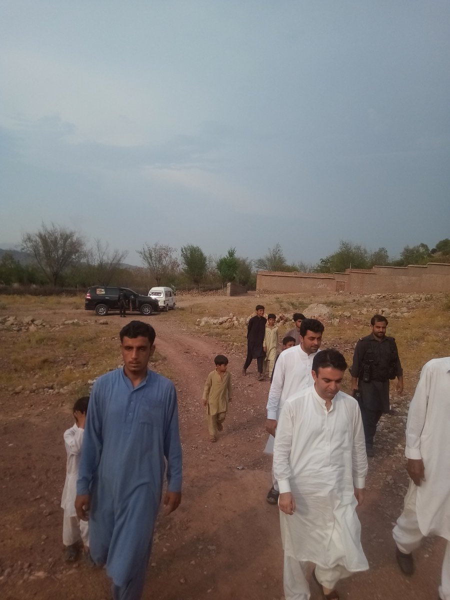 Rehman Afridi (@af_rehman0) on Twitter photo فیض الرحمان سابقہ فاٹا سے تحریک انصاف کا ایک توانا اواز ہے۔وہ ہر الیکشن میں بغیر کسی عہدے کے جانی مالی تعاون کرتا رہا ہے۔ہر جلسے کیلئے عوام کو پہنچاتا رہا ہے۔انکو علاقے والے بڑی عزت و احترام کی نظر سے دیکھتے ہیں۔انہوں نے پارٹی کیلئے بے پناہ قربانیاں دی ہیں۔اس لئے سینٹ کا ٹکٹ فیض فیض الرحمان سابقہ فاٹا سے تحریک انصاف کا ایک توانا اواز ہے۔وہ ہر الیکشن میں بغیر کسی عہدے کے جانی مالی تعاون کرتا رہا ہے۔ہر جلسے کیلئے عوام کو پہنچاتا رہا ہے۔انکو علاقے والے بڑی عزت و احترام کی نظر سے دیکھتے ہیں۔انہوں نے پارٹی کیلئے بے پناہ قربانیاں دی ہیں۔اس لئے سینٹ کا ٹکٹ فیض