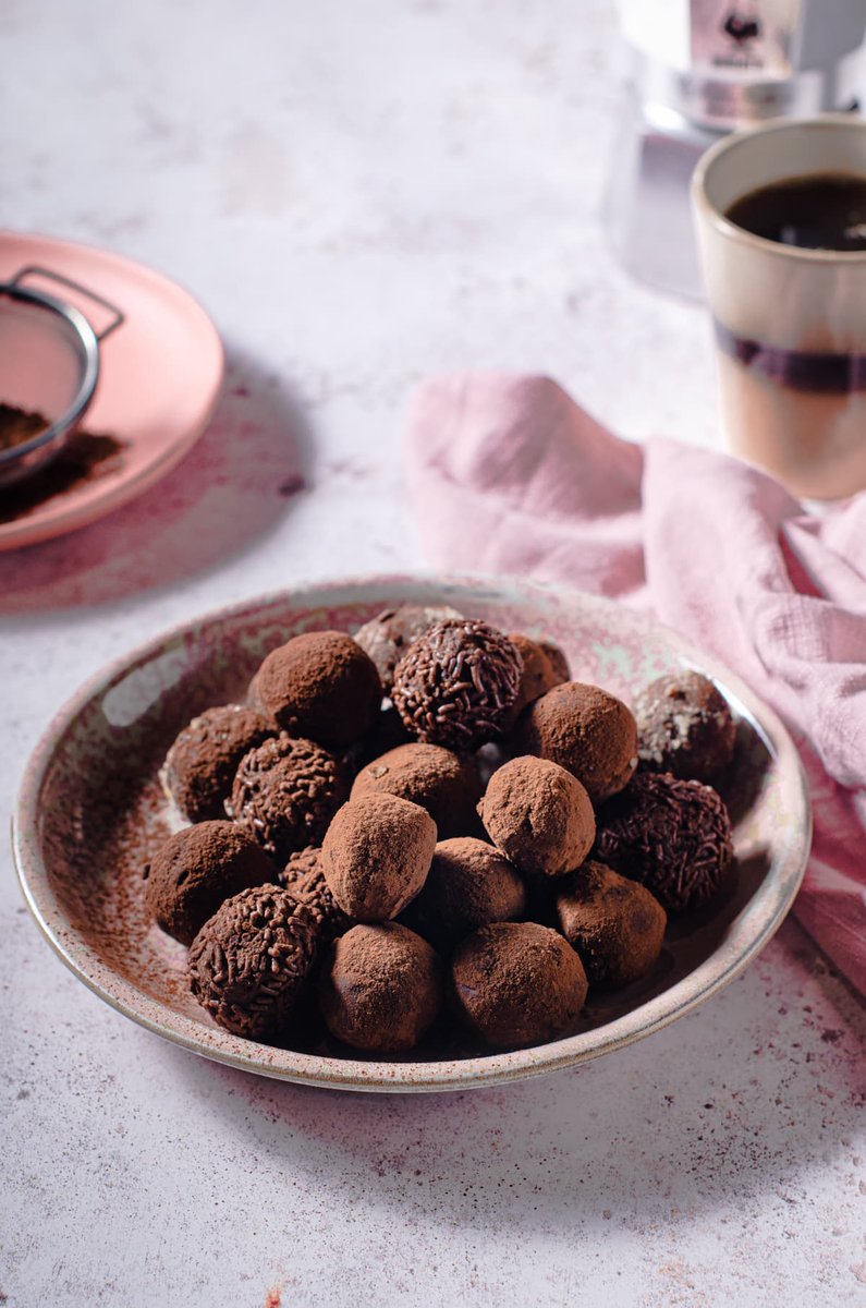 Lost in Food (@lostinf00d) on Twitter photo A rich chocolate truffle with a dusting of cocoa powder.
lostinfood.co.uk/easy-chocolate… A rich chocolate truffle with a dusting of cocoa powder.
lostinfood.co.uk/easy-chocolate…