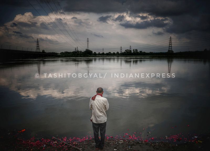 Tashi Tobgyal 🐾 (@tashitobgyal) on Twitter photo New Delhi: A man performs rituals on the day of the hindu festival of 'Sawan Sombar ' at the Yamuna. Monday, July 14, 2025. Photo © TashiTobgyal/ <a href="/IndianExpress/">The Indian Express</a>
#ShravanSomvar
#kanwaryatra
#ShravanMonth New Delhi: A man performs rituals on the day of the hindu festival of 'Sawan Sombar ' at the Yamuna. Monday, July 14, 2025. Photo © TashiTobgyal/ <a href="/IndianExpress/">The Indian Express</a>
#ShravanSomvar
#kanwaryatra
#ShravanMonth