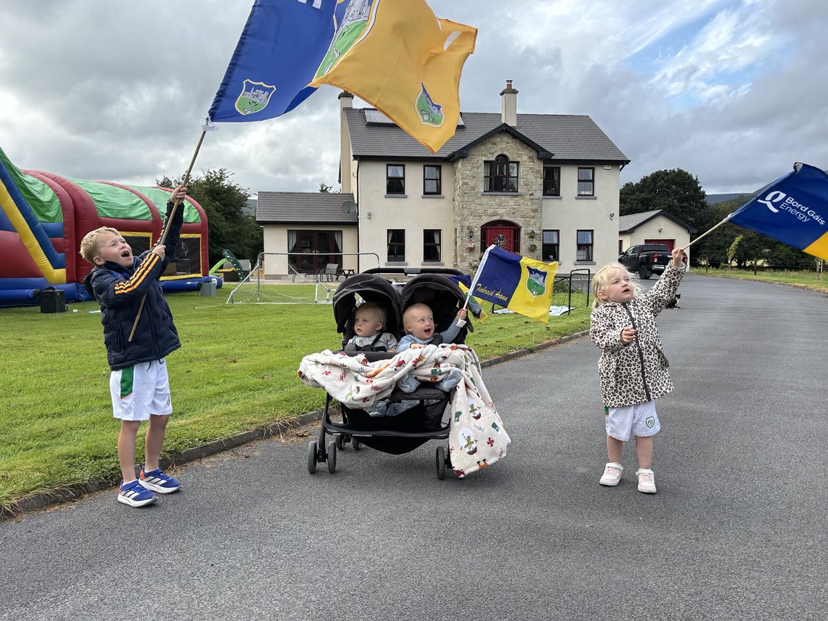 tipper2014's tweet image. ⁦@TipperaryGAA⁩ ⁦@RTEgaa⁩ ⁦@RTEsport⁩ ⁦@TippFMSport⁩ ⁦@TippFM⁩ Eoin, Oisin, Darragh &amp;amp; Ciara Slattery flying the flags ahead of Sunday.Up Tipp 💙💛