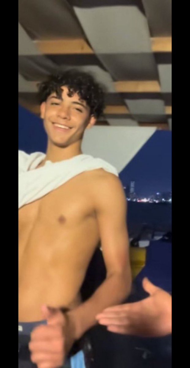 اهههه يالجسم ودي اجلس طول اليوم ابوس في جسمه