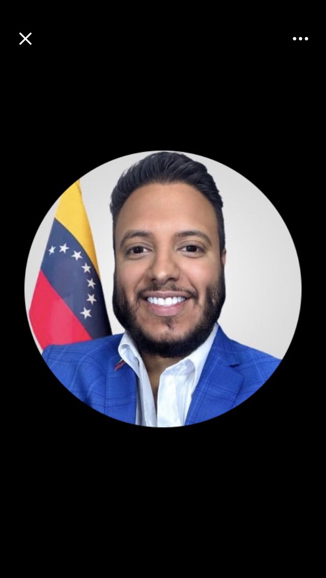 Otro weon q no entiende el concepto de la democracia! 
Levante la mano el q considera q este weon es un pobre y triste weon! 
Están de acuerdo ? 😒😒