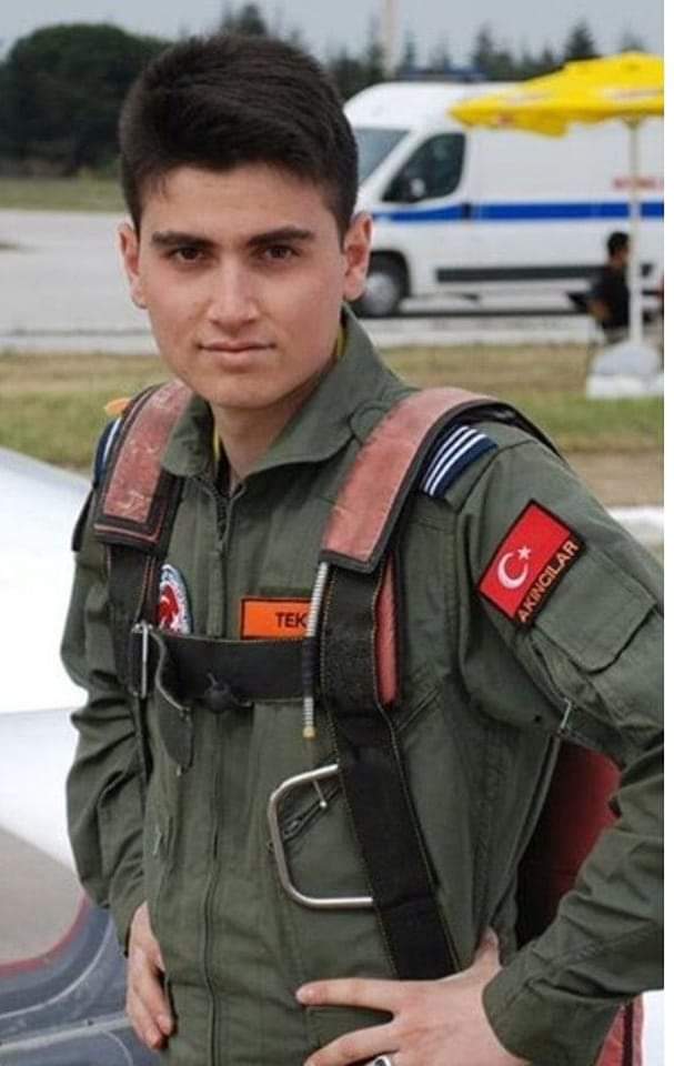 15 Temmuz gecesi boğazı kesilerek katledilen harp okulu öğrencisi Murat Tekin’in suçsuz olduğu anlaşılmış!

Peki giden bu canın hesabını kim verecek?